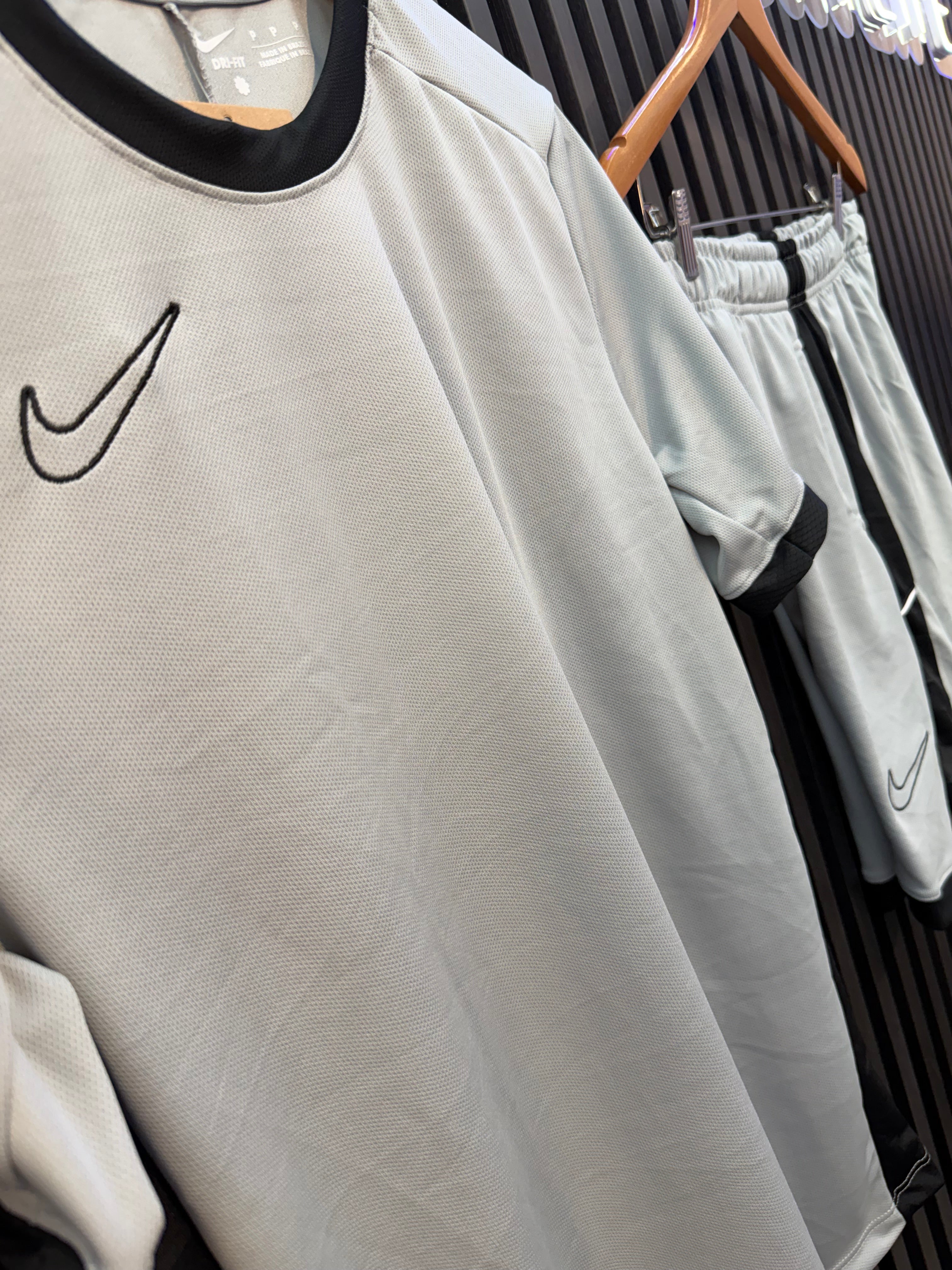 Conjunto Drifit: Camiseta + Shorts - Nike Academy 2026