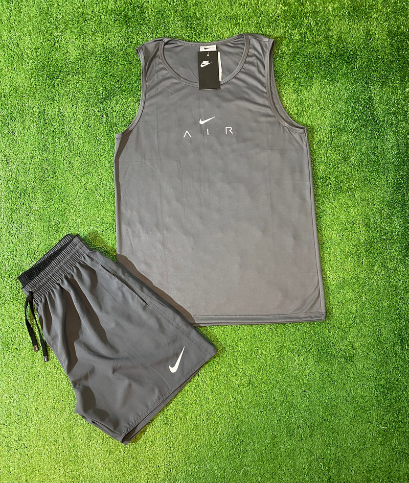 Kit Nike regatas e shorts.
