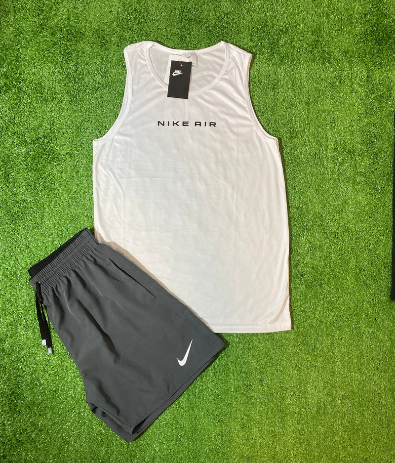 Kit Nike regatas e shorts.