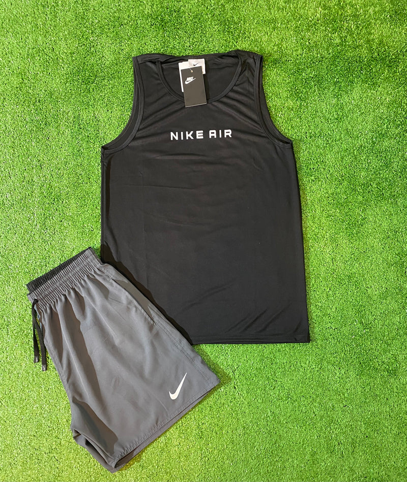 Kit Nike regatas e shorts.