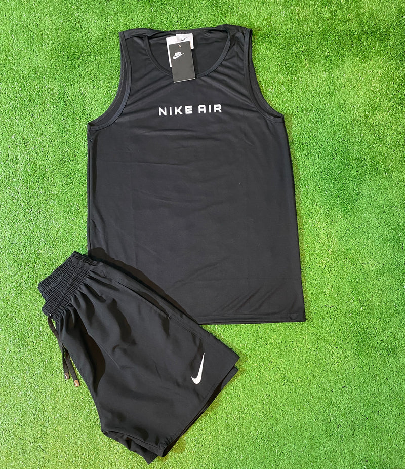 Kit Nike regatas e shorts.