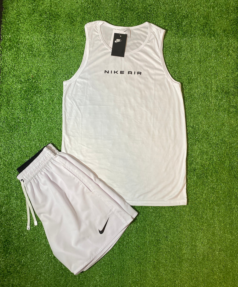 Kit Nike regatas e shorts.