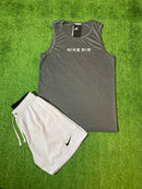 Kit Nike regatas e shorts.