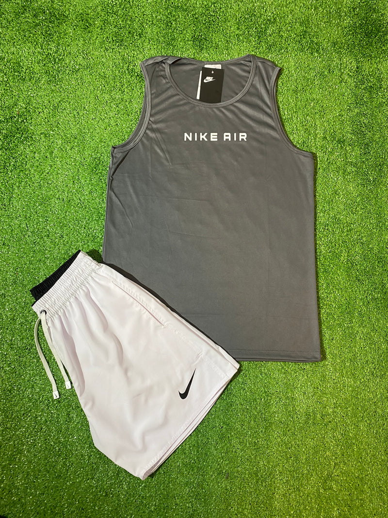 Kit Nike regatas e shorts.