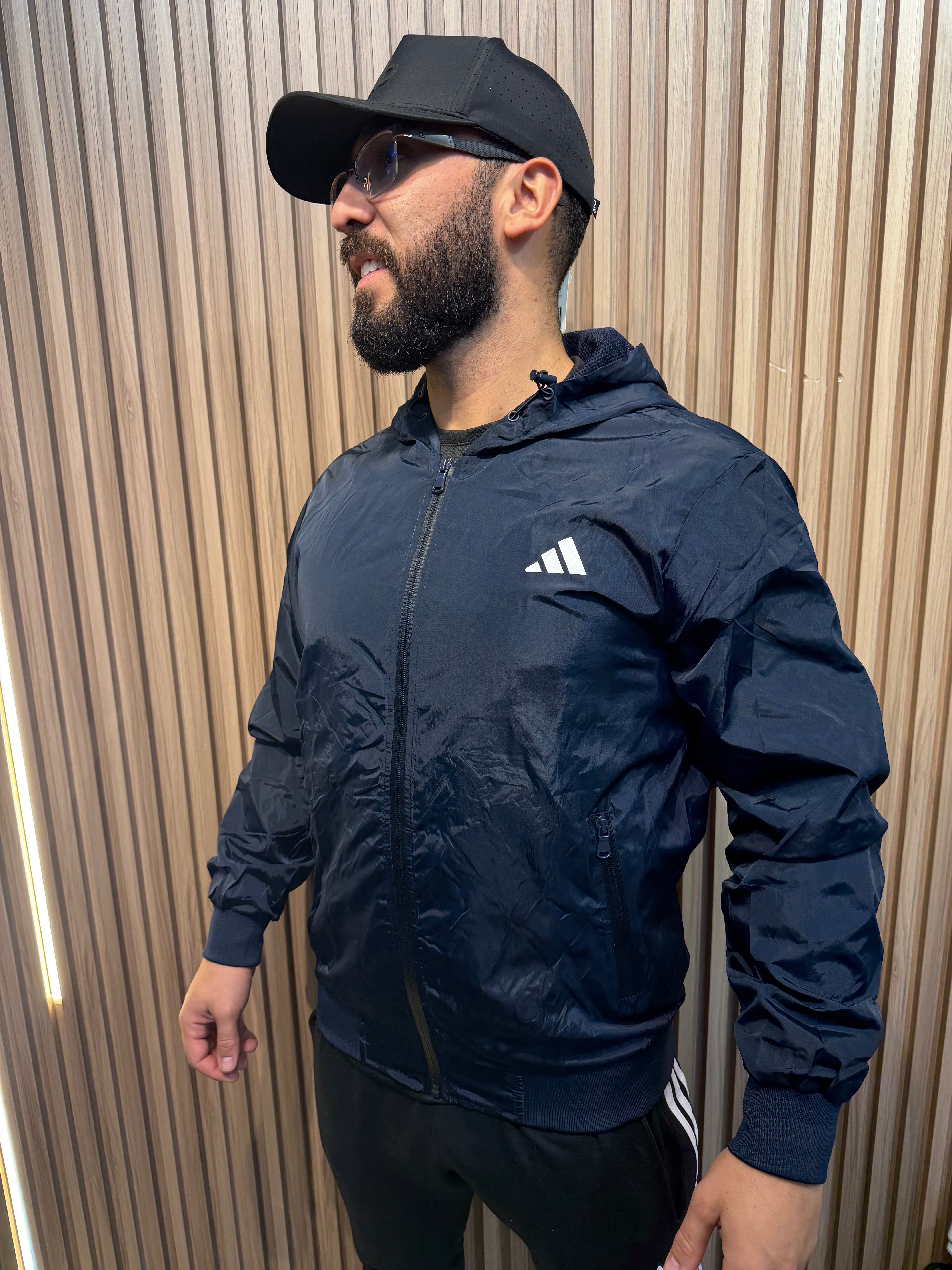 Jaqueta Adidas - Corta Vento impermeável forrado