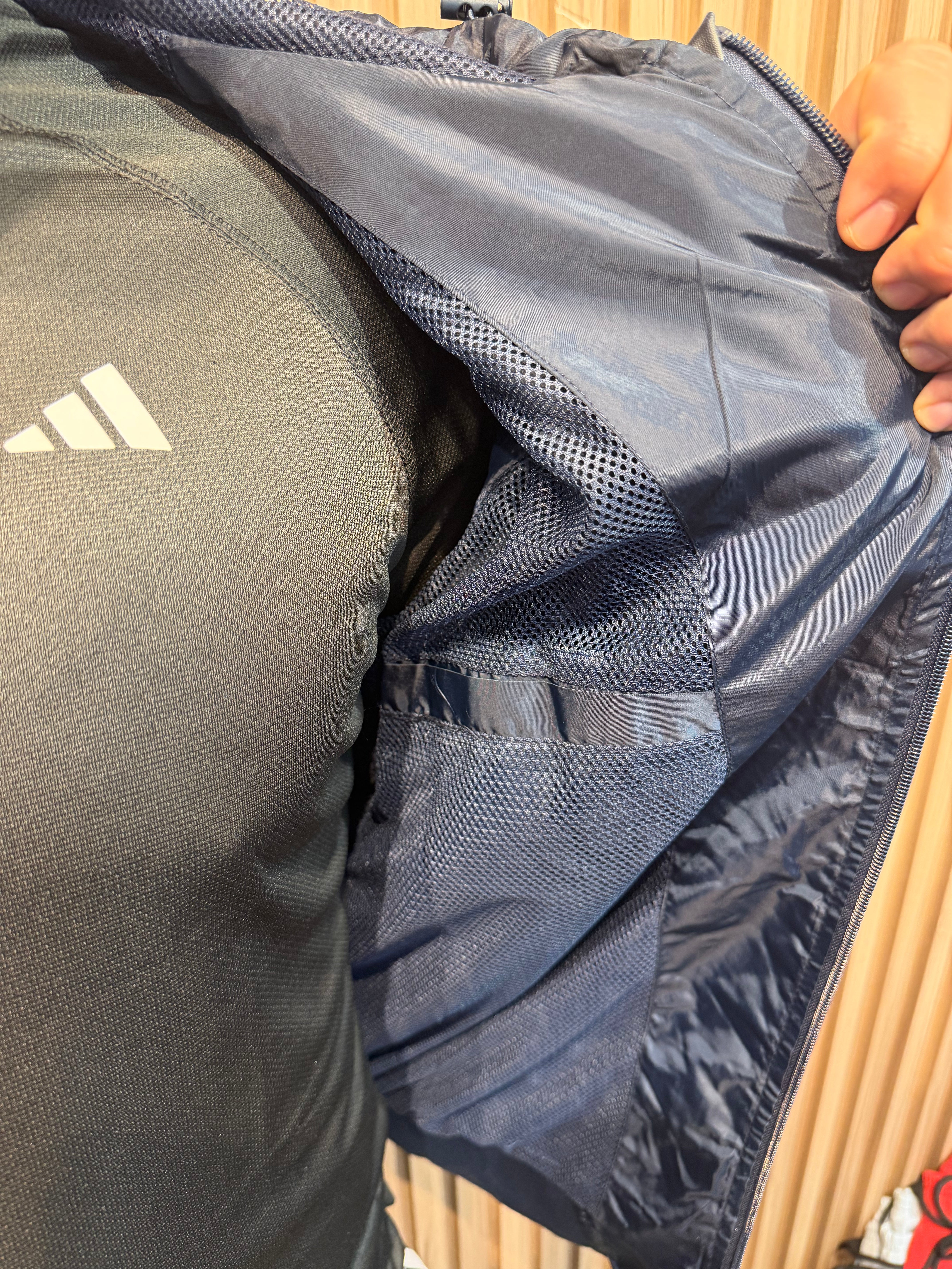 Jaqueta Adidas - Corta Vento impermeável forrado